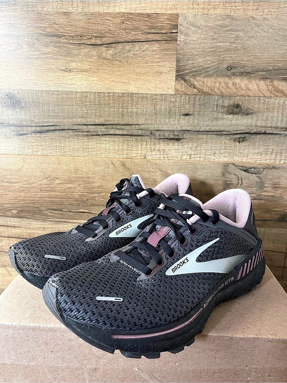 Brooks Adrenaline GTS 22 Women's Running Shoes Size: 6.5
